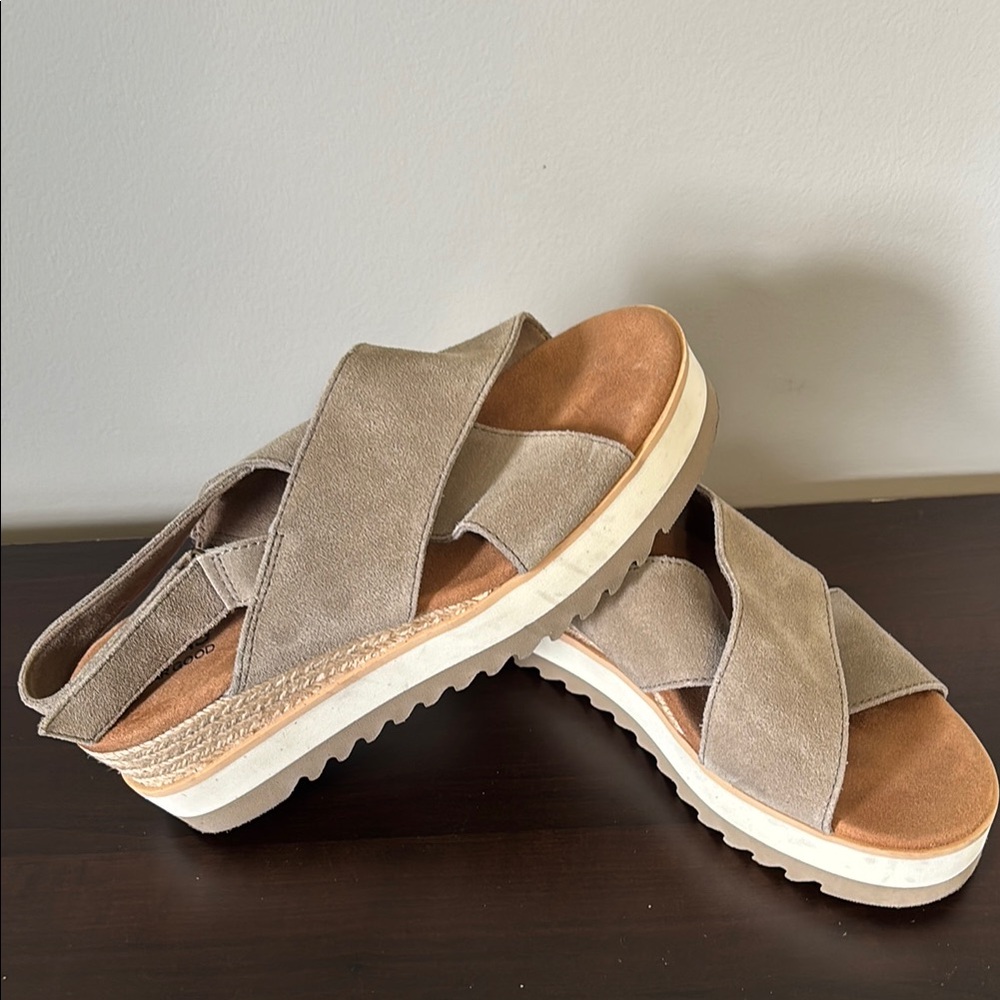 Tom’s Women's Tan Sandals, Size 7 #TOM-43